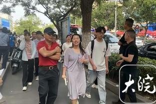 ️他真的！高中教练的妻子去世 米切尔-罗宾逊将他带去纽约同住